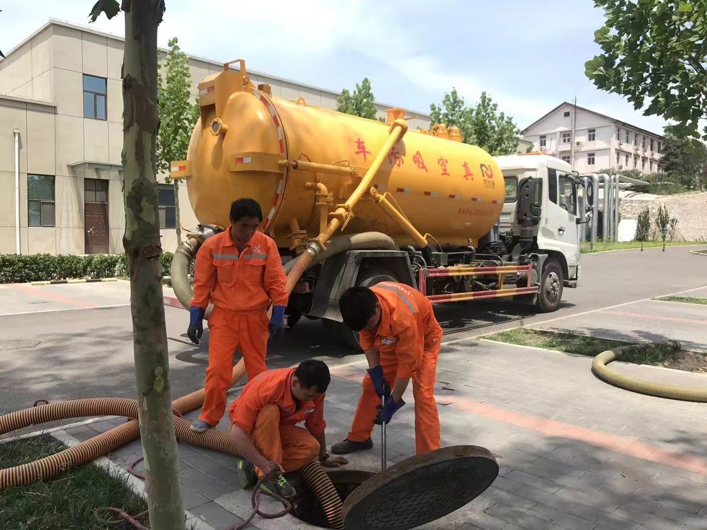 浏阳管道疏通车停在窨井附近