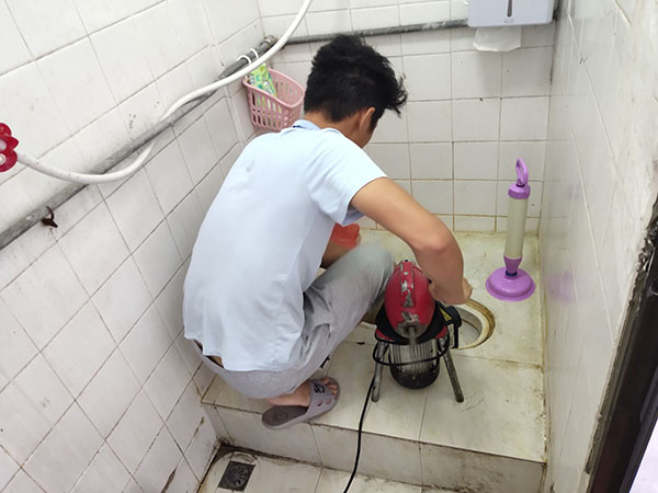浏阳肥皂掉到马桶里把马桶堵住了怎么办？马桶堵住了怎么办